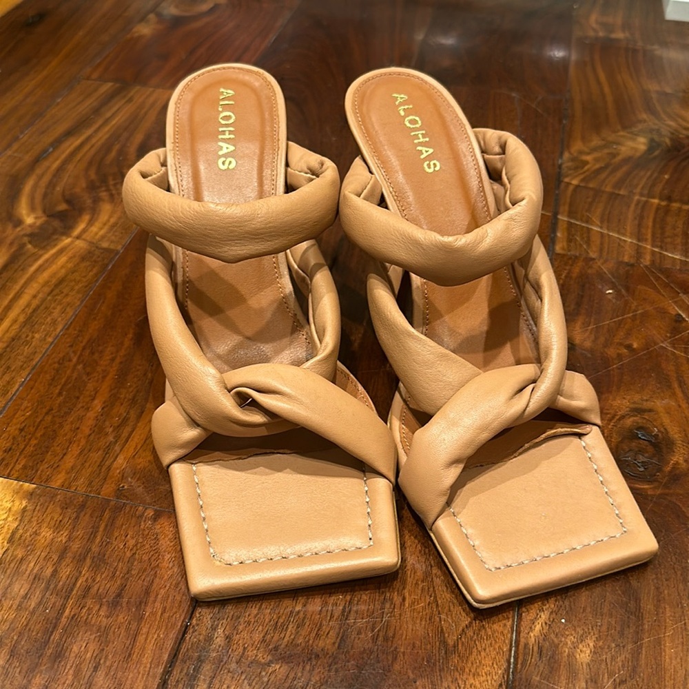 Alohas square toe sandals